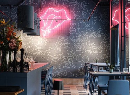 AFTR restavracija - urbani ambient z neonskimi lučmi