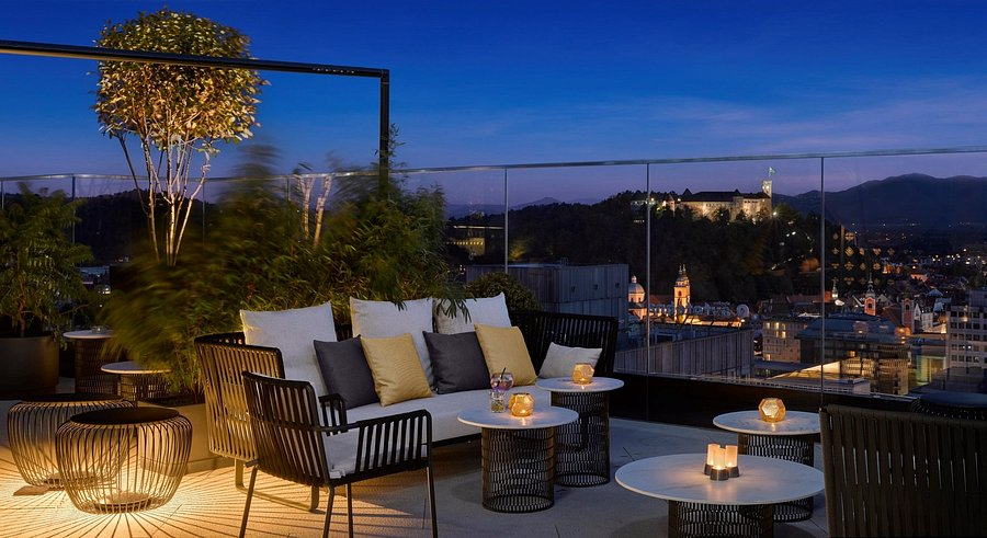 B-restaurant - panoramska terasa s pogledom na Ljubljanski grad
